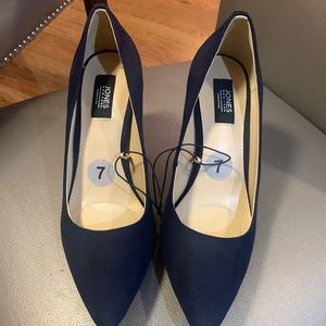 Navy blue pump